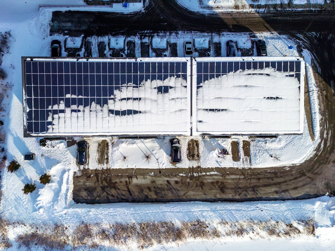 Solarmodule auf einem Dach, teilweise mit Schnee bedeckt