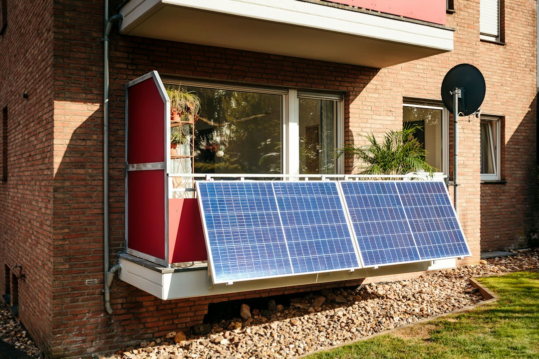 Balkonkraftwerk an einem Stadtbalkon als Beispiel für lokale Solarstromnutzung